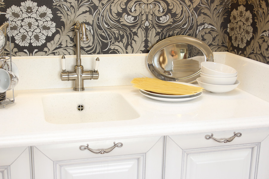 Белая кухня в викторианском стиле (реализованный проект)