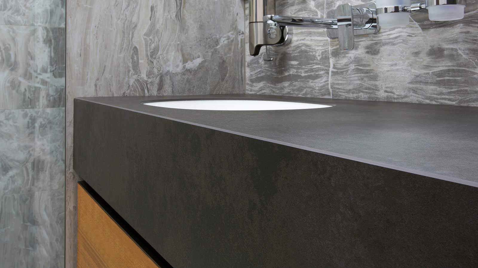 Ванная с отделкой и фасадами из керамогранита