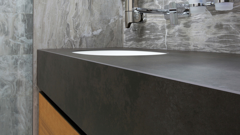 Ванная с отделкой и фасадами из керамогранита