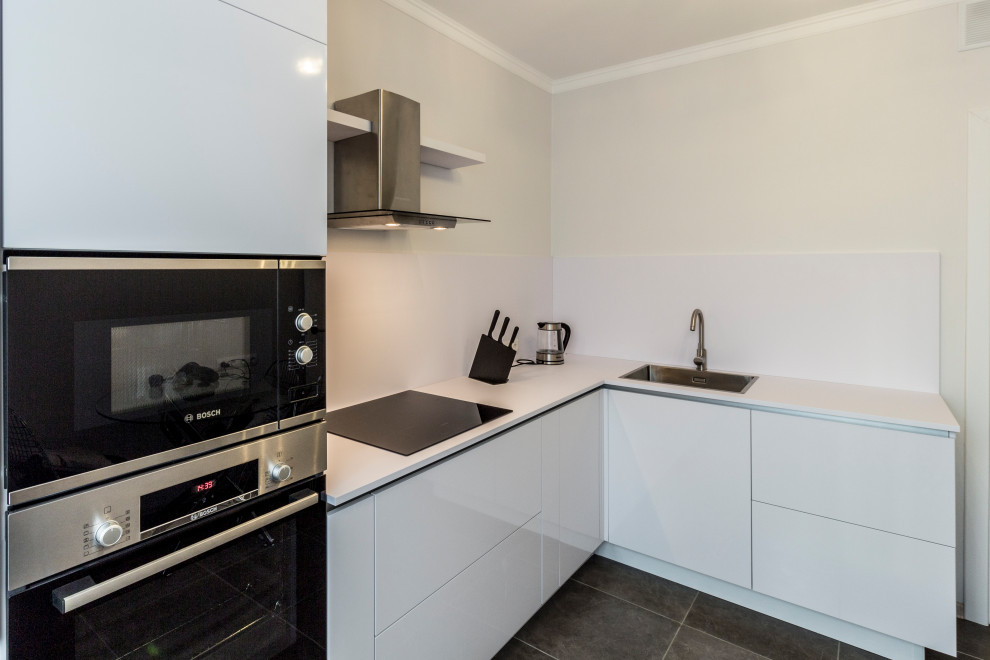 "Белый плен" Белая кухня с прямыми фасадами