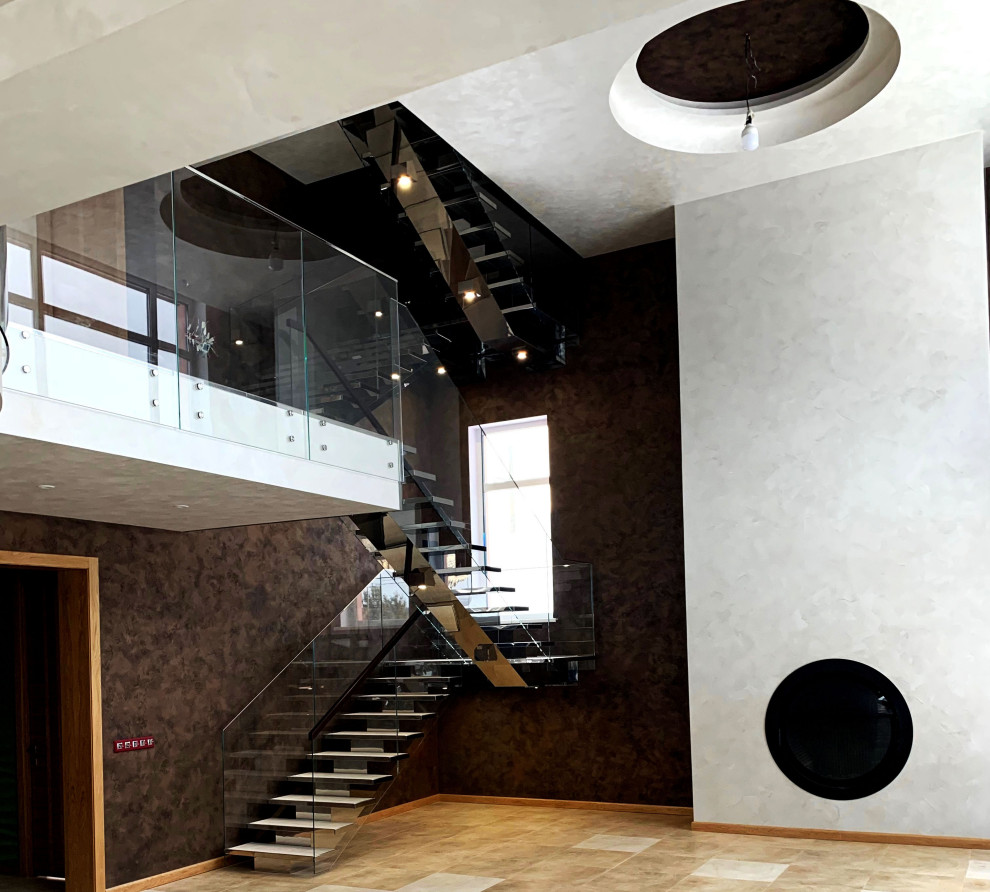 Лестница из нержавейки и стекла