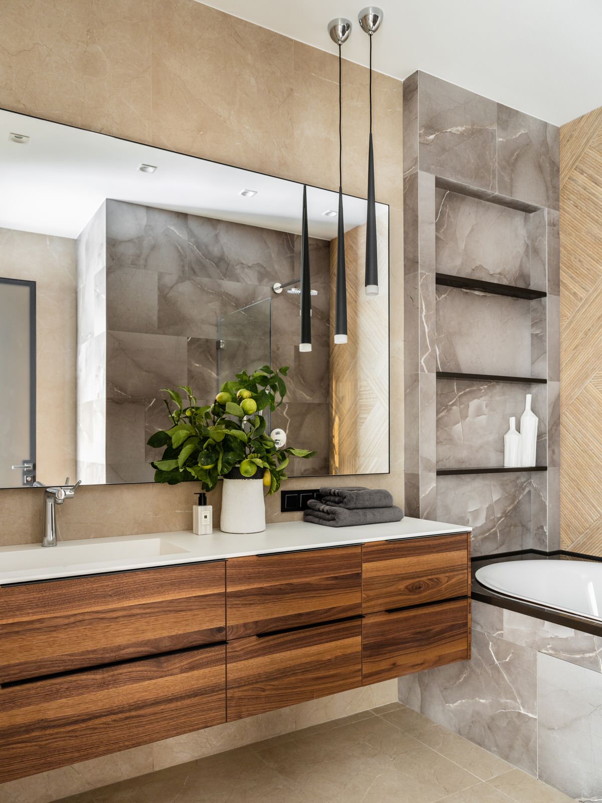 Обложка проекта: «Московская квартира 120 м² с красно-синими акцентами»