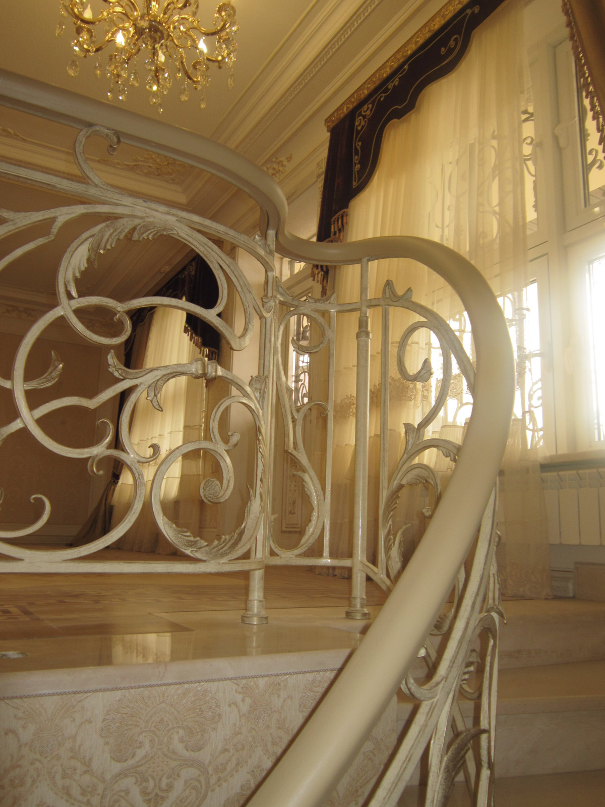 Деревянный гнутый поручень на кованые ограждения лестниц.