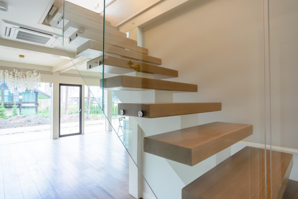 Парящая лестница на монокосоуре из массива дуба со стеклянным ограждением