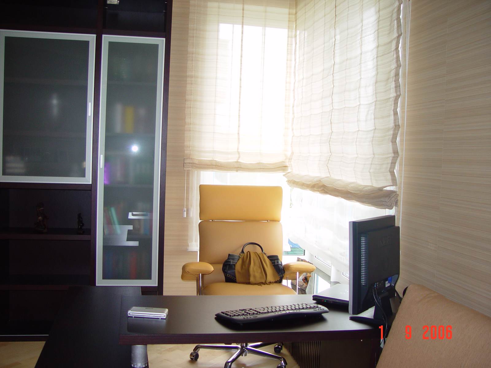 Переделка кабинета под спальню для девочки-подростка(было так)