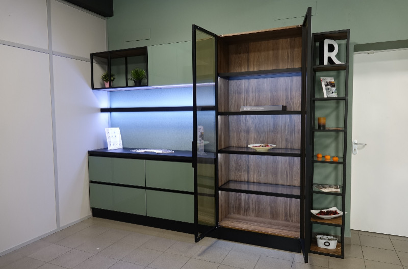 Кухня с алюминиевыми фасадами