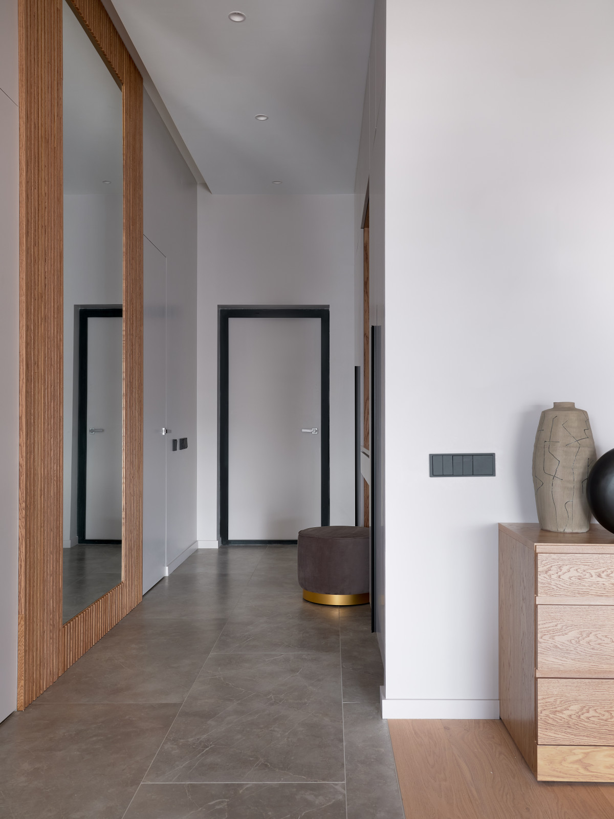 Монохром с деревянными акцентами.Дизайн Анастасия Волчкова.Публикация Elle Decor