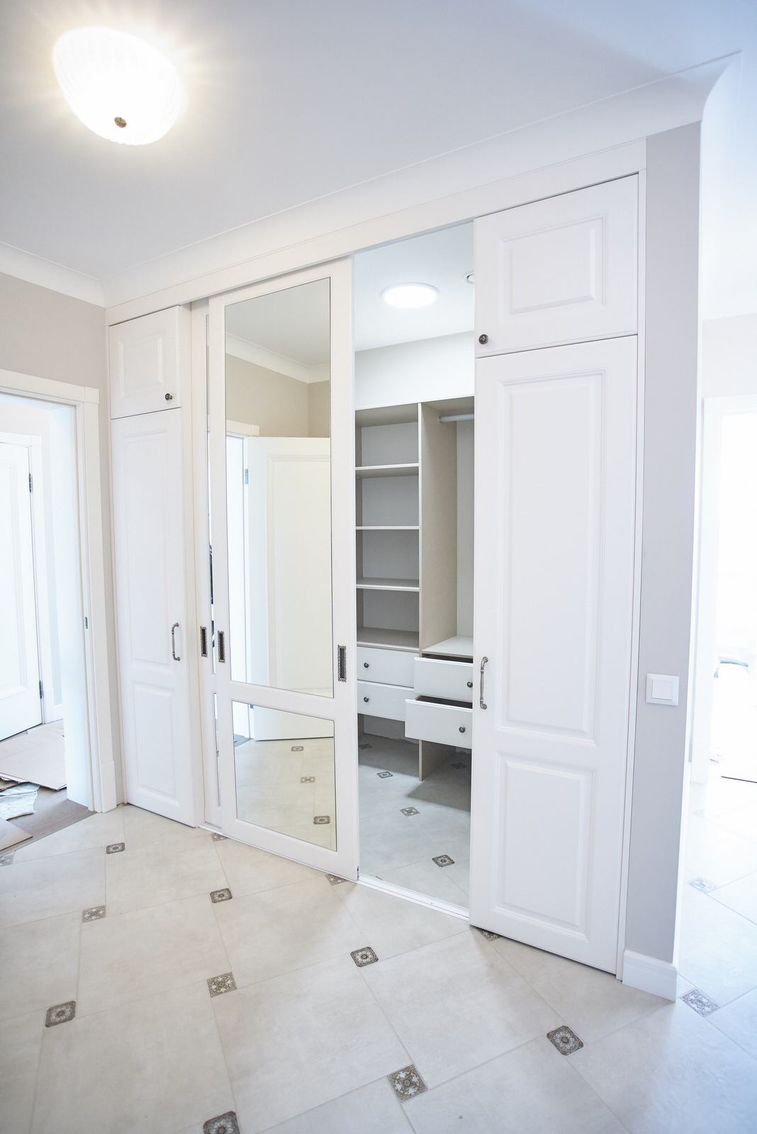 Гардеробная система классика raumplus с раздвижными и распашными дверьми