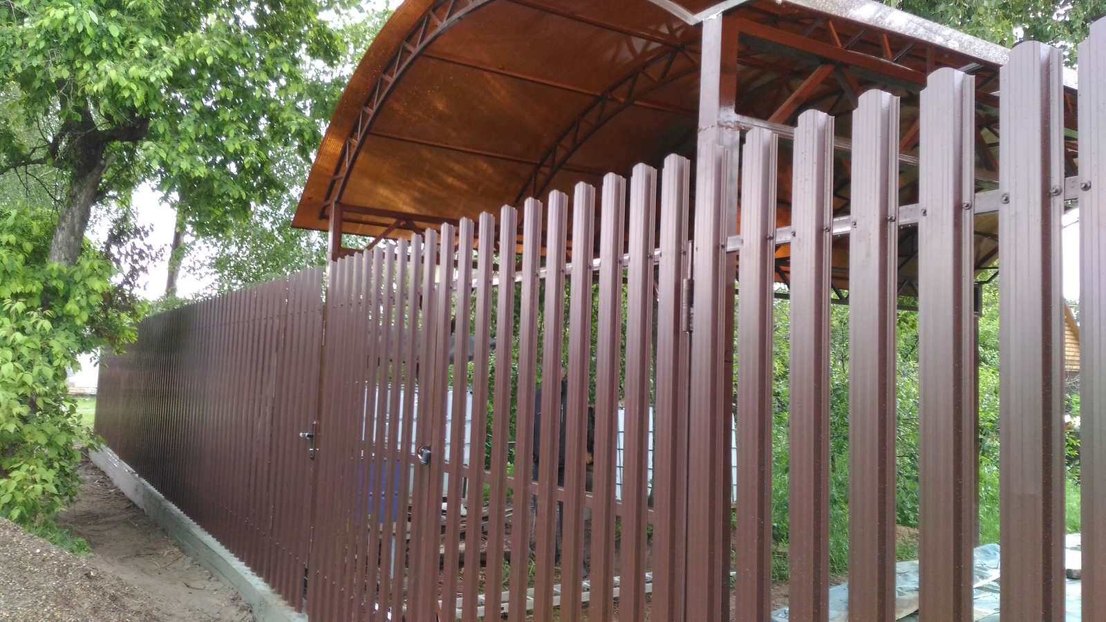 Навес из поликарбоната и забор из евроштакетника
