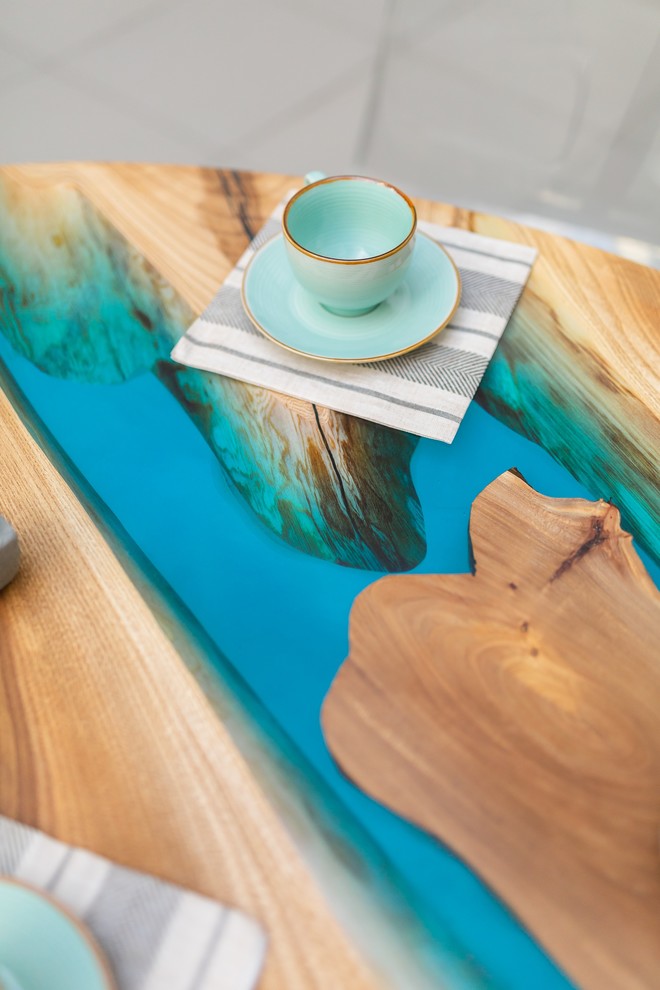 Овальный обеденный стол с голубой рекой из Карагача