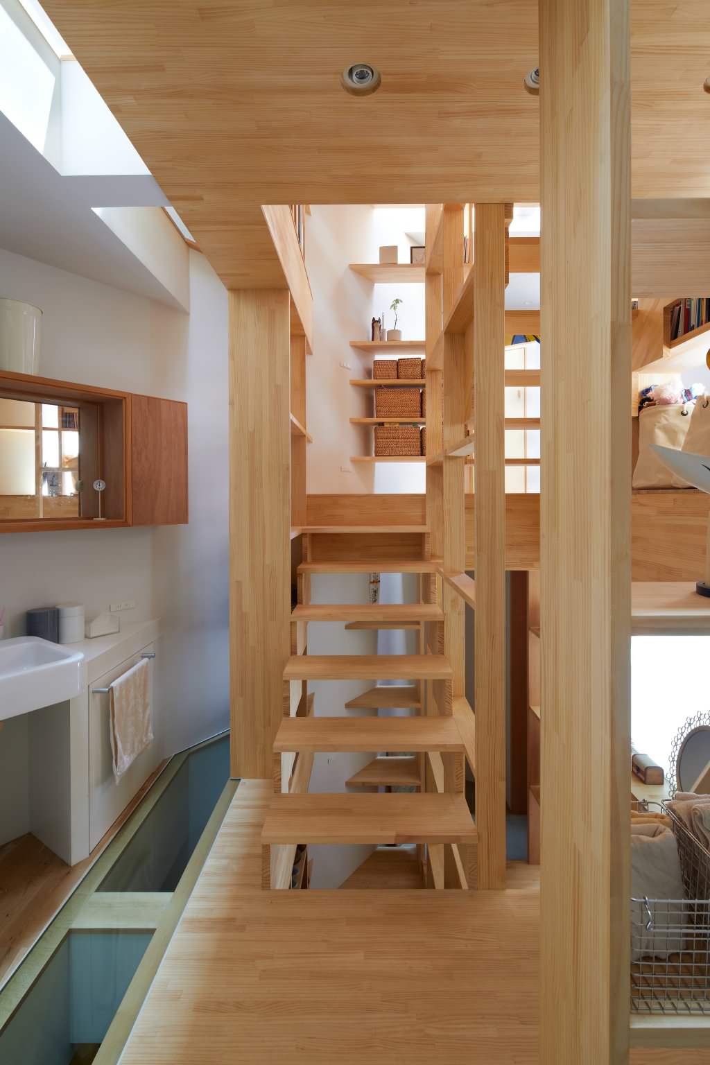 Houzz Япония: Узкий дом в Осаке с необычной лестницей