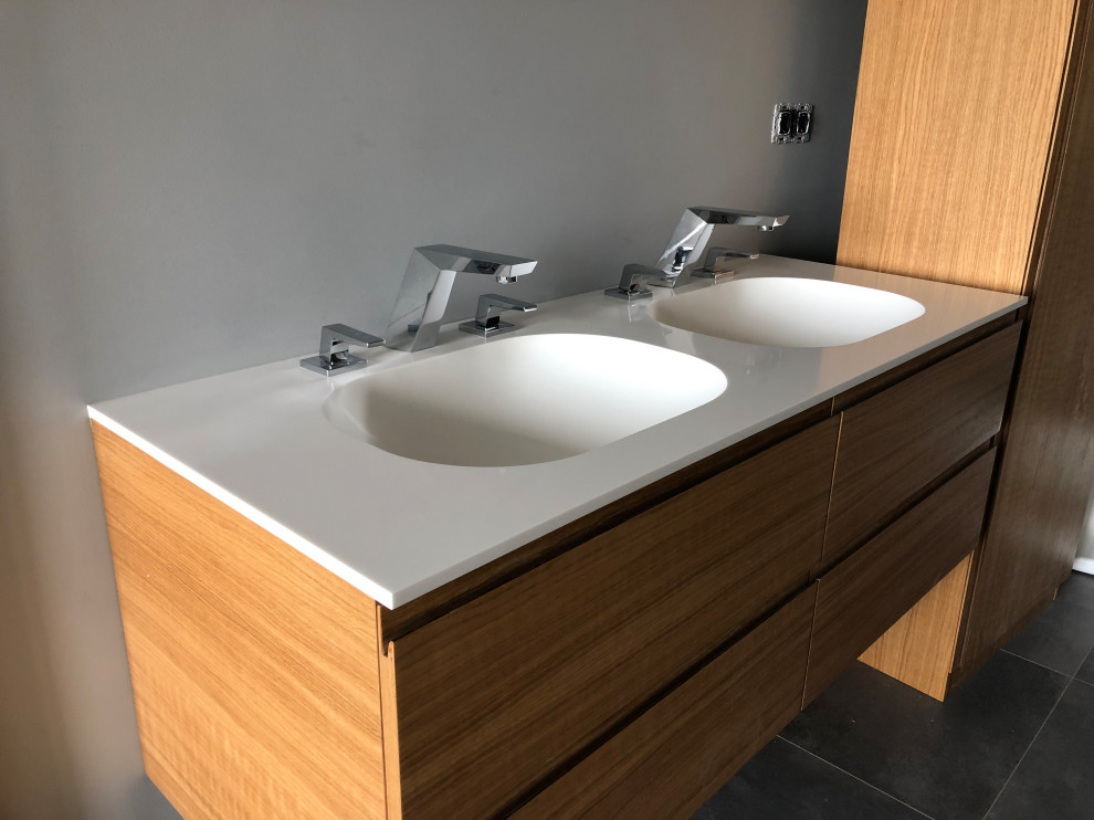 Столешница в сан узел с двумя интегрированными раковинами