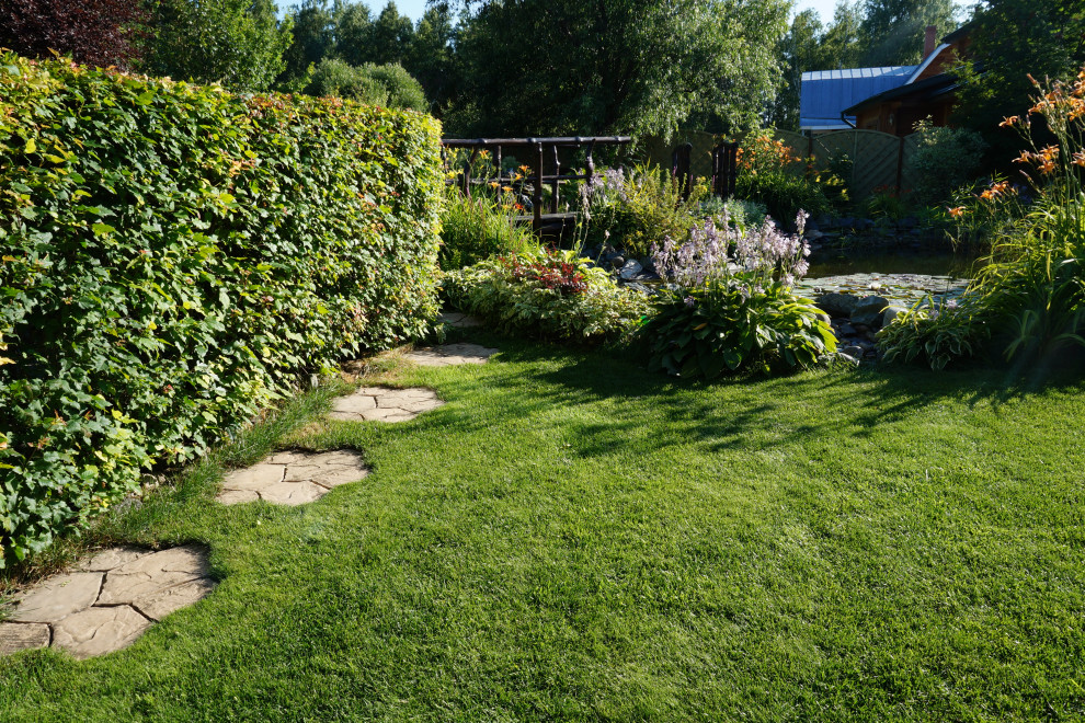 Сад с озером