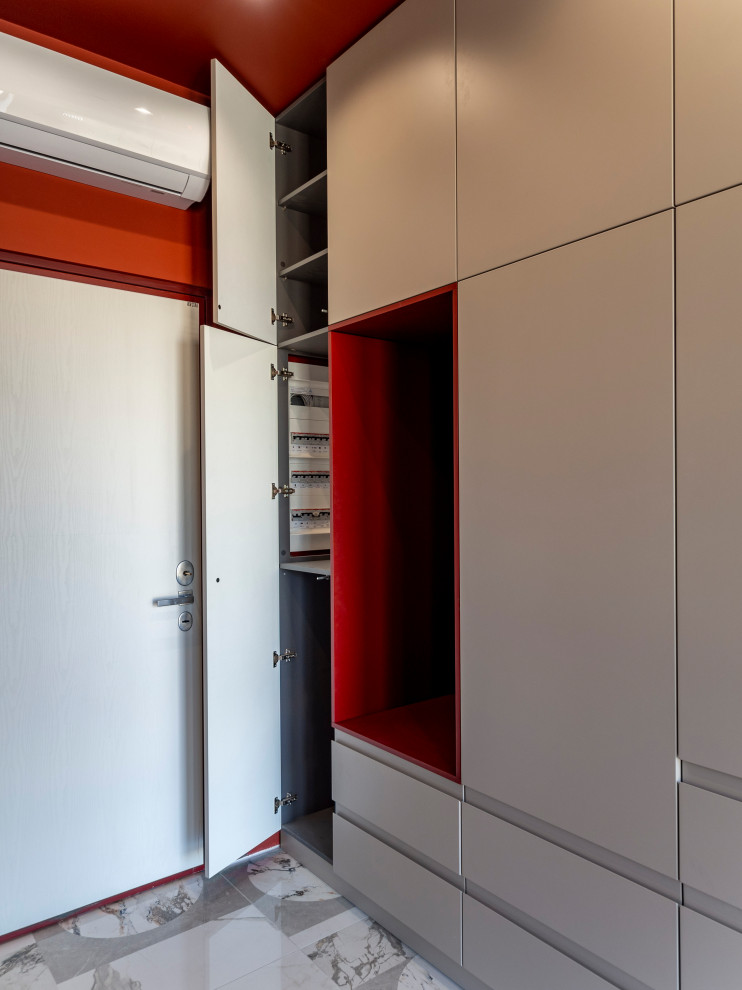 Большая стильная кухня в неоклассическом стиле в светлых тонах