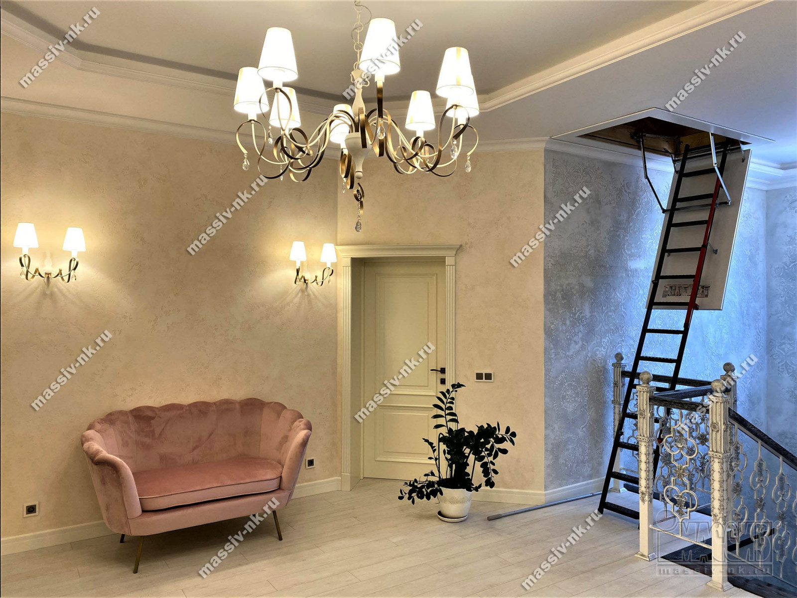 Лестница на металлокаркасе с кованым ограждением