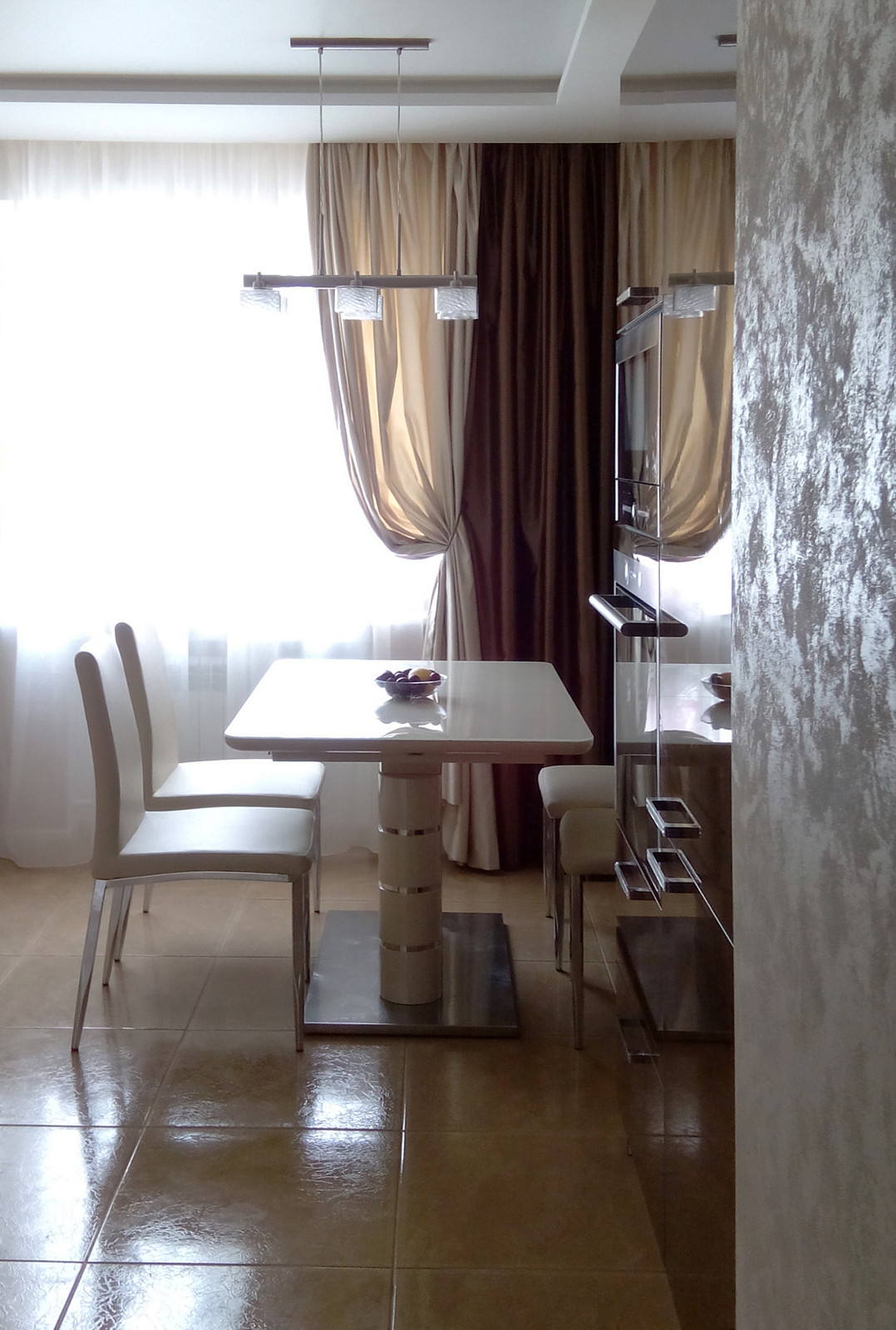 Стильная кухня в бежево-коричневых тонах