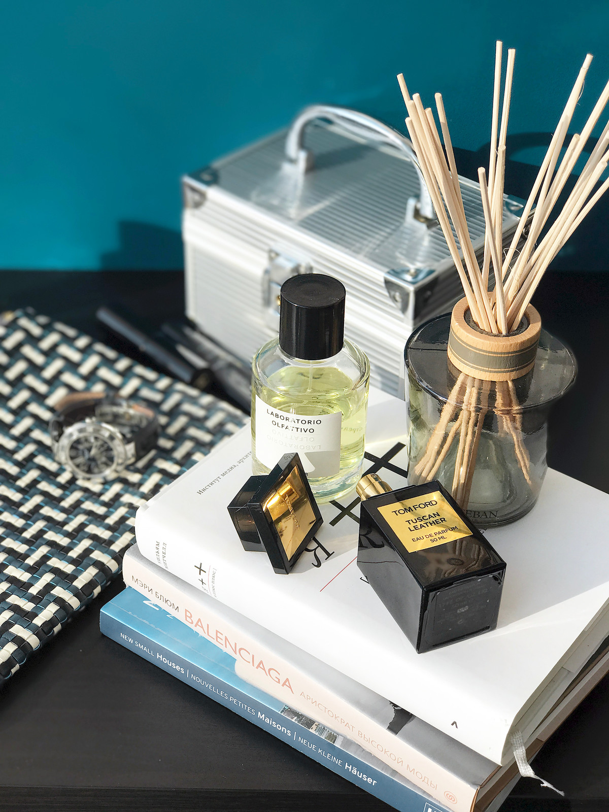 Черный, дерево и бирюза