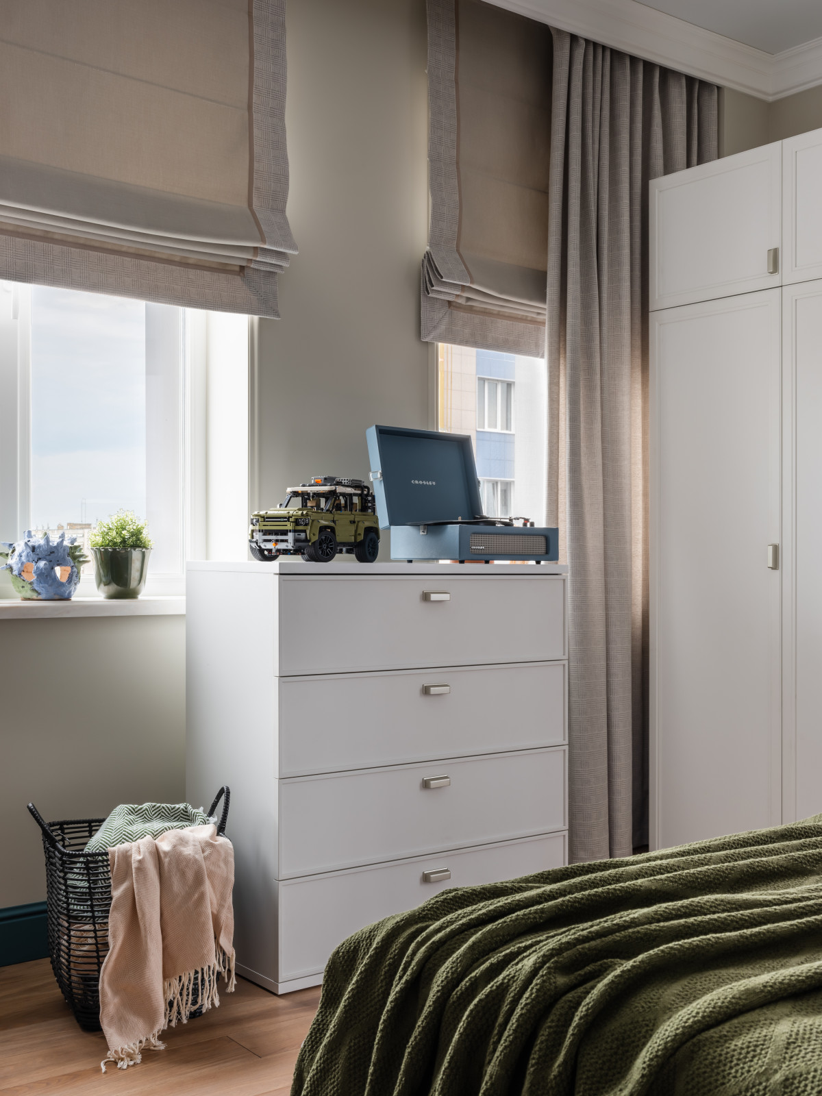 Реализация квартиры в стиле современная классика для семейной пары с ребенком