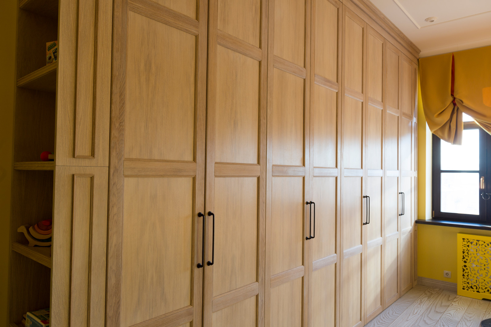 Встроенный шкаф в детскую из массива дуба