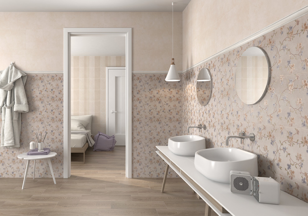 Керамические обои и классический дубовый пол из плитки.