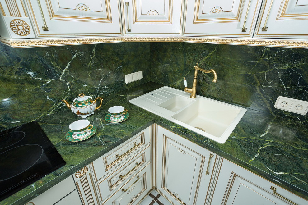 Зеленый мрамор в интерьере кухни