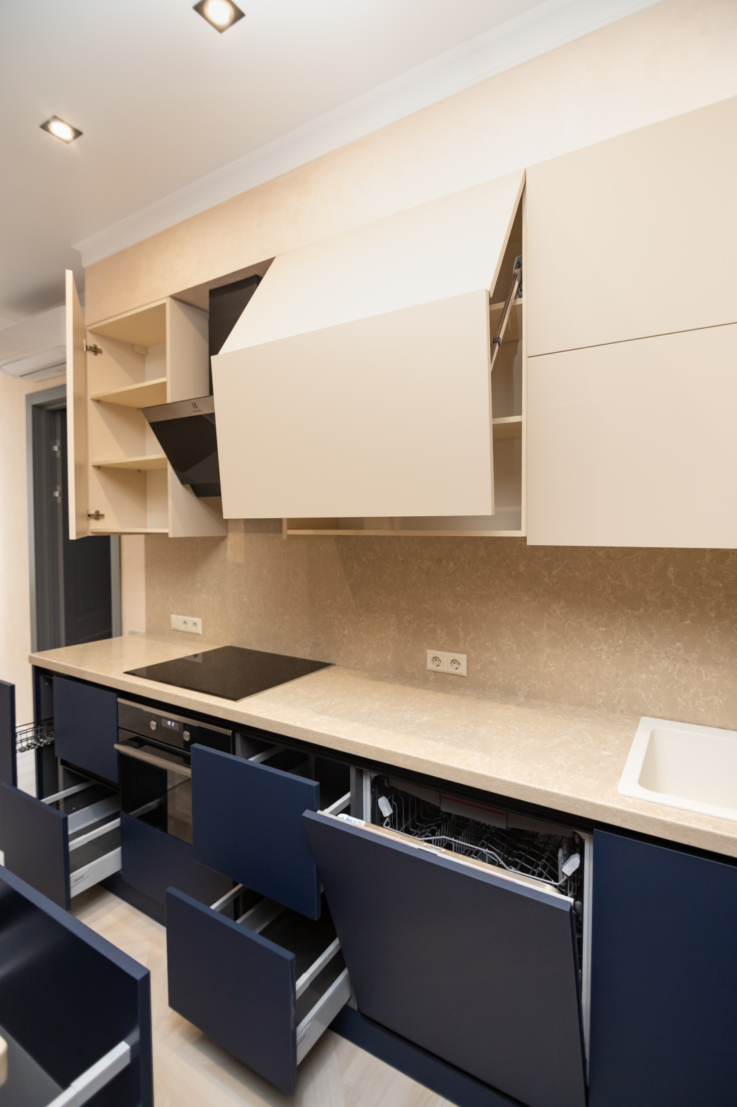 Бело-синяя кухня в современном стиле