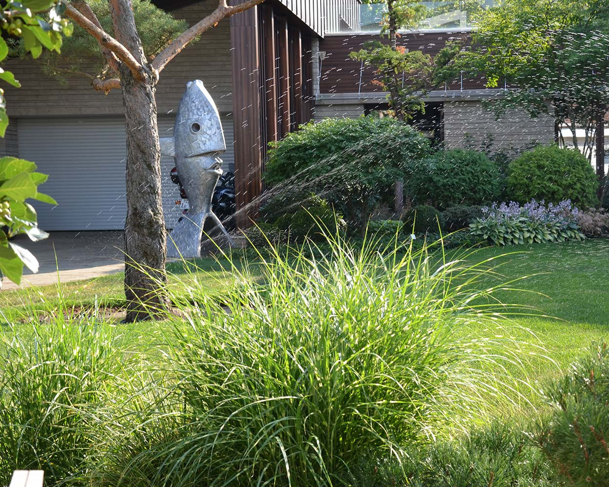 Современный сад в КП "Бенилюкс" вилла 2