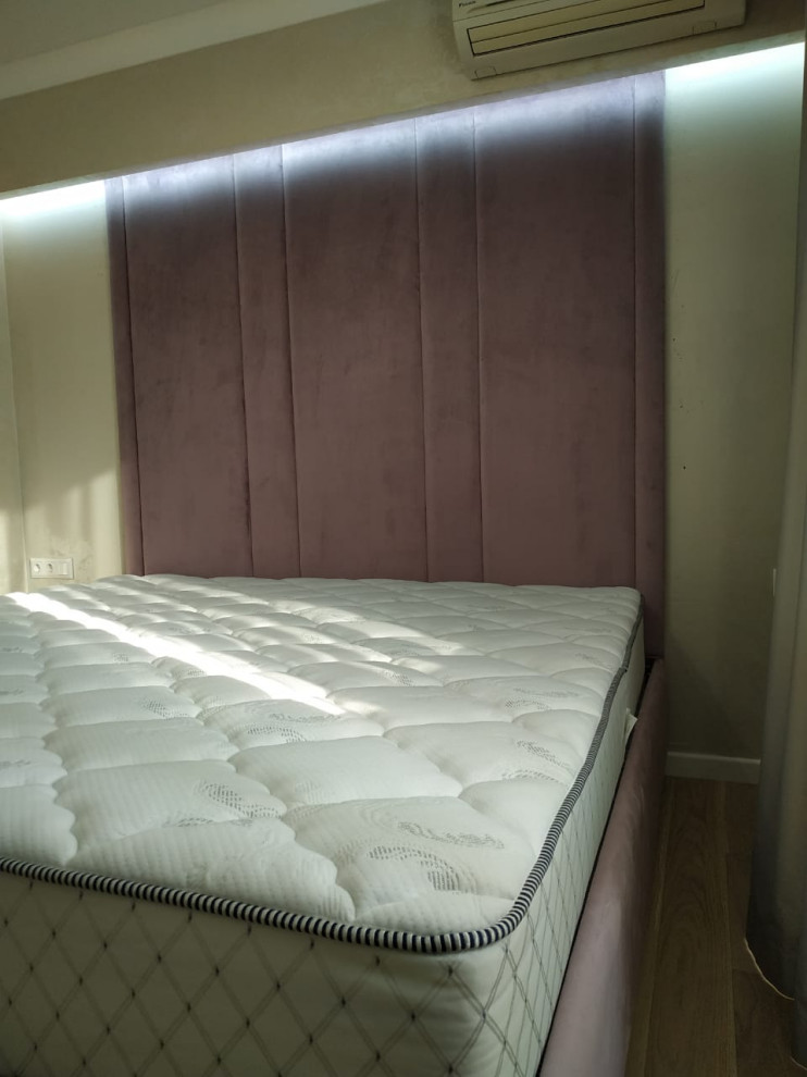 Обложка проекта: кровать с изголовьем в потолок