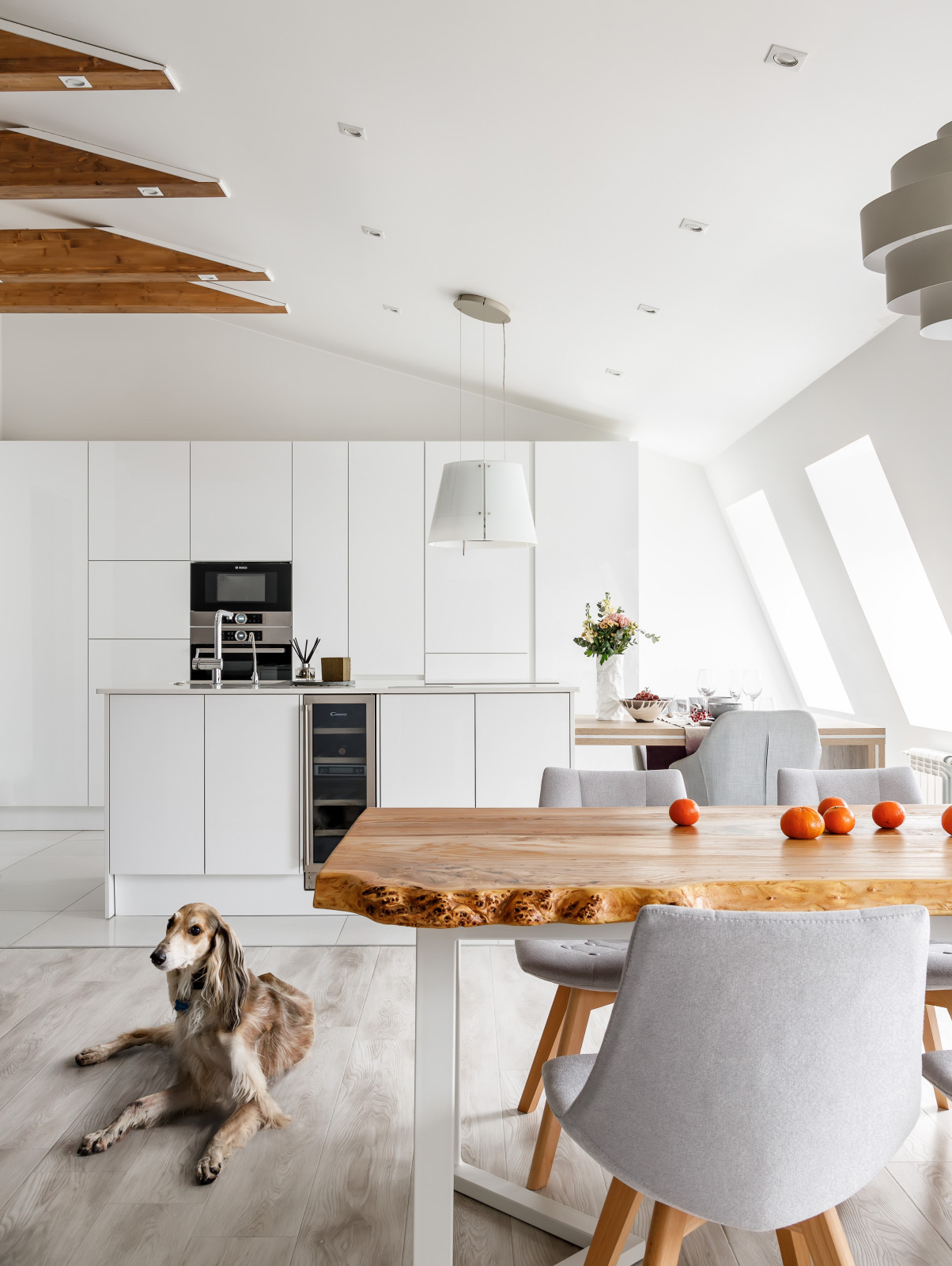 Обложка проекта: Белая мансардная квартира в историческом центре Петербурга