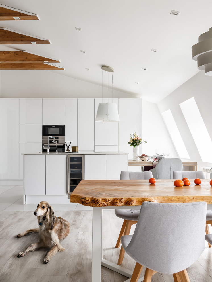 Белая мансардная квартира в историческом центре Петербурга