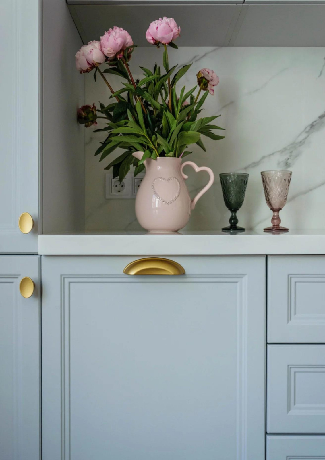 Голубой цвет в интерьере кухни: нежность и стиль