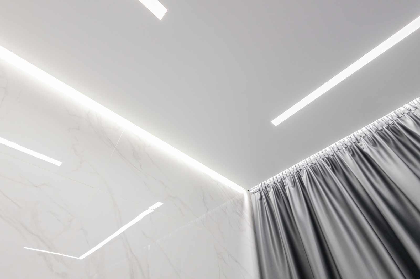 Установка натяжных потолков в квартире.