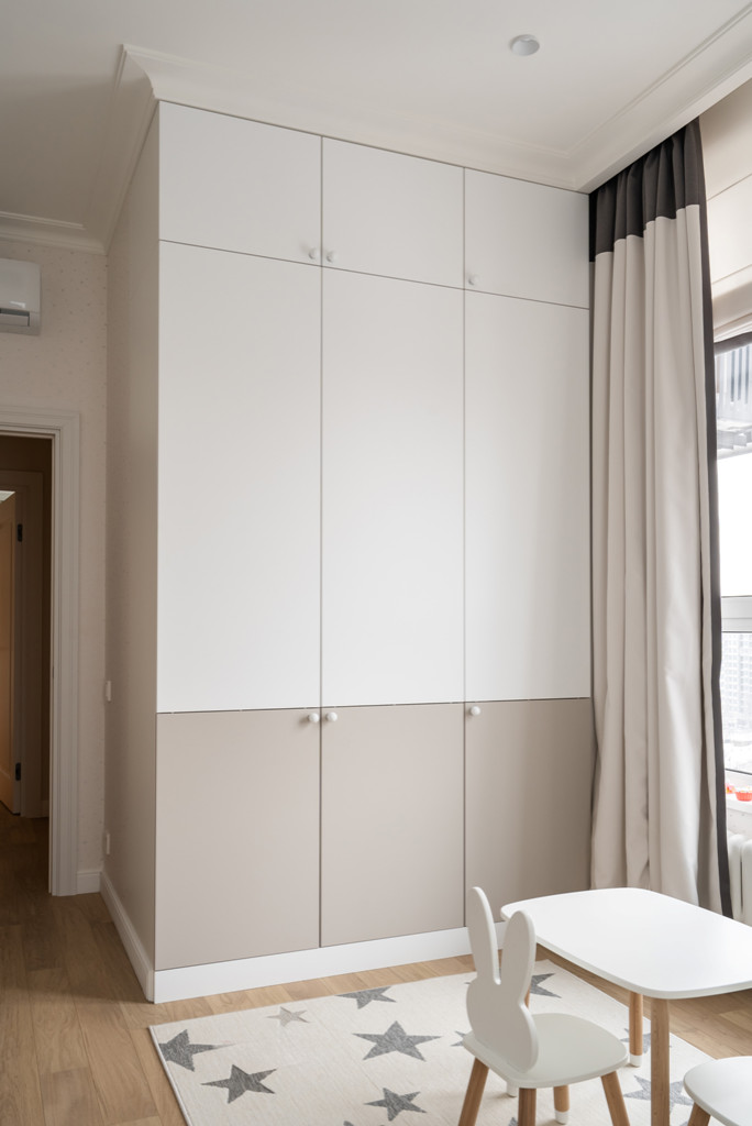 Московская квартира с двумя санузлами и белой кухней