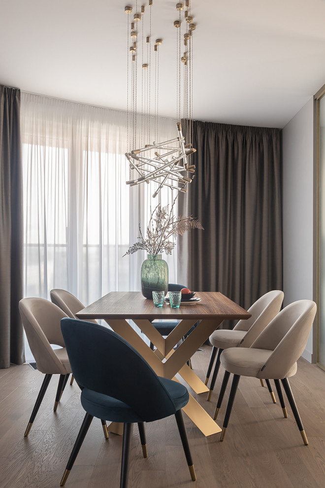 Современный интерьер с яркими акцентами в доме на набережной Невы