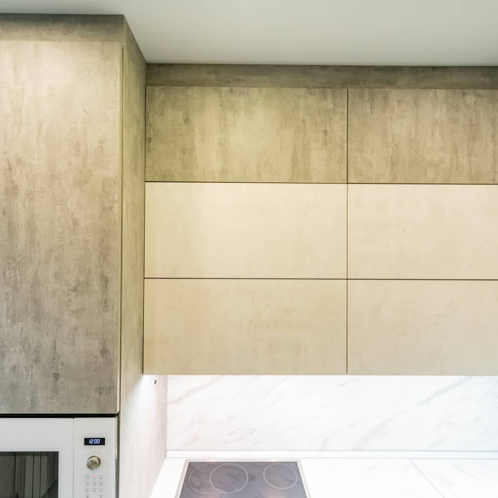 Серая угловая кухня с экстраматовыми фасадами