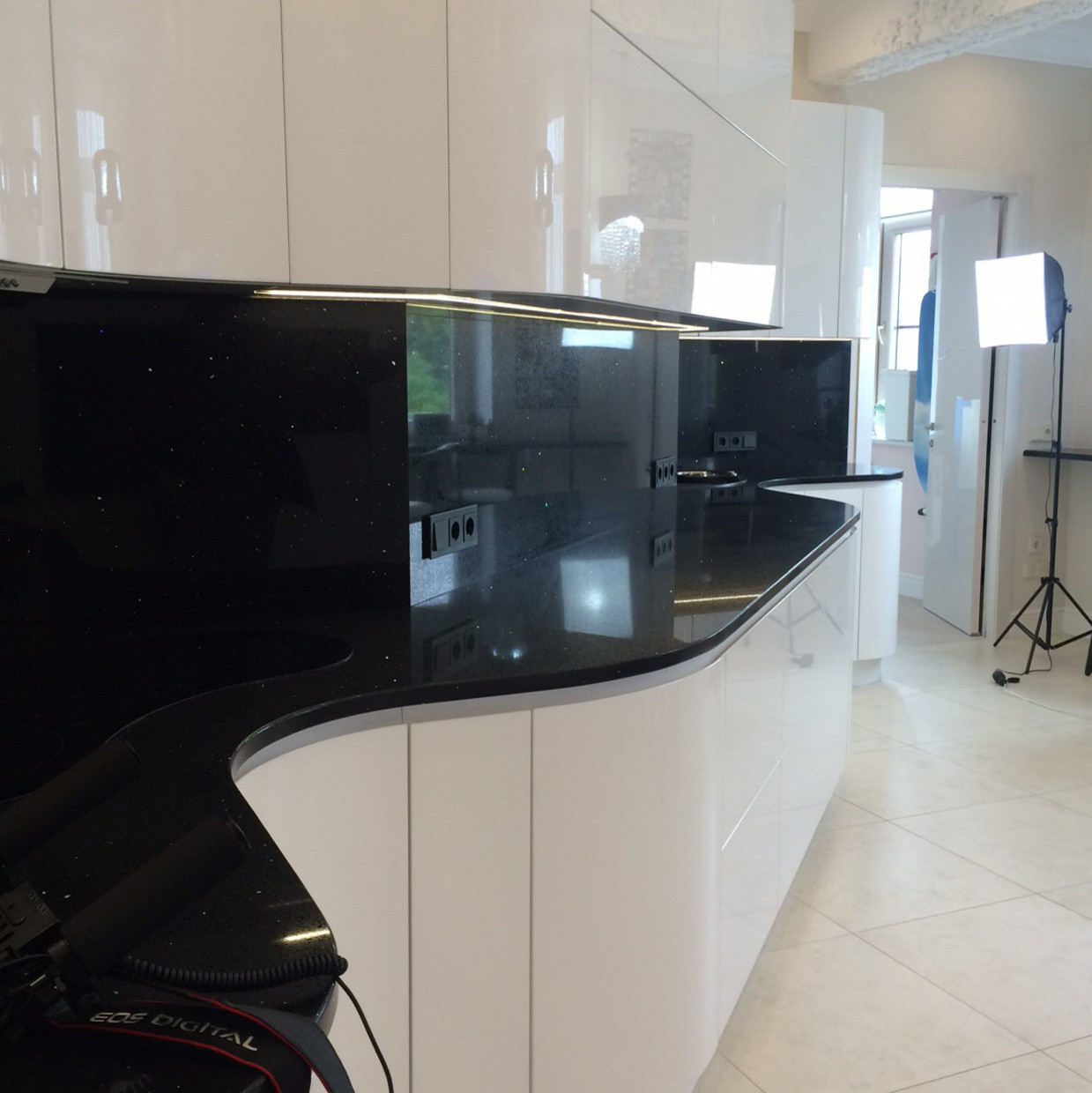 Кухня-волна, совмещенная с аквариумами