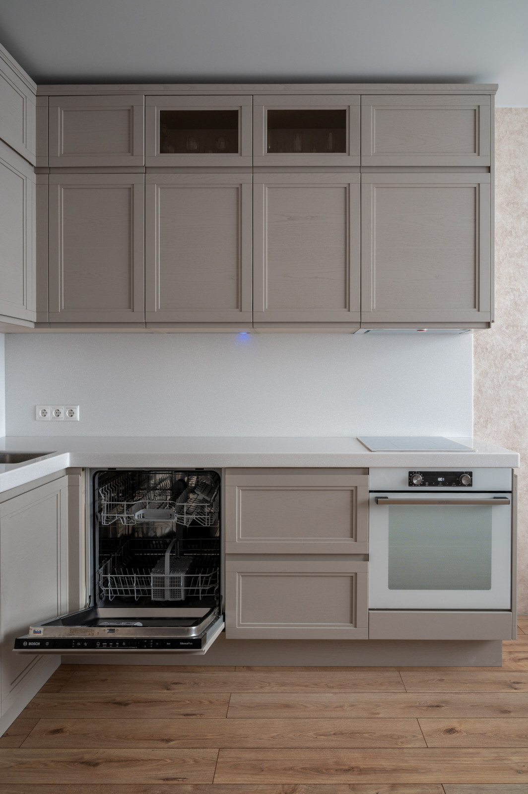 Кухня из массива с интегрированной ручкой