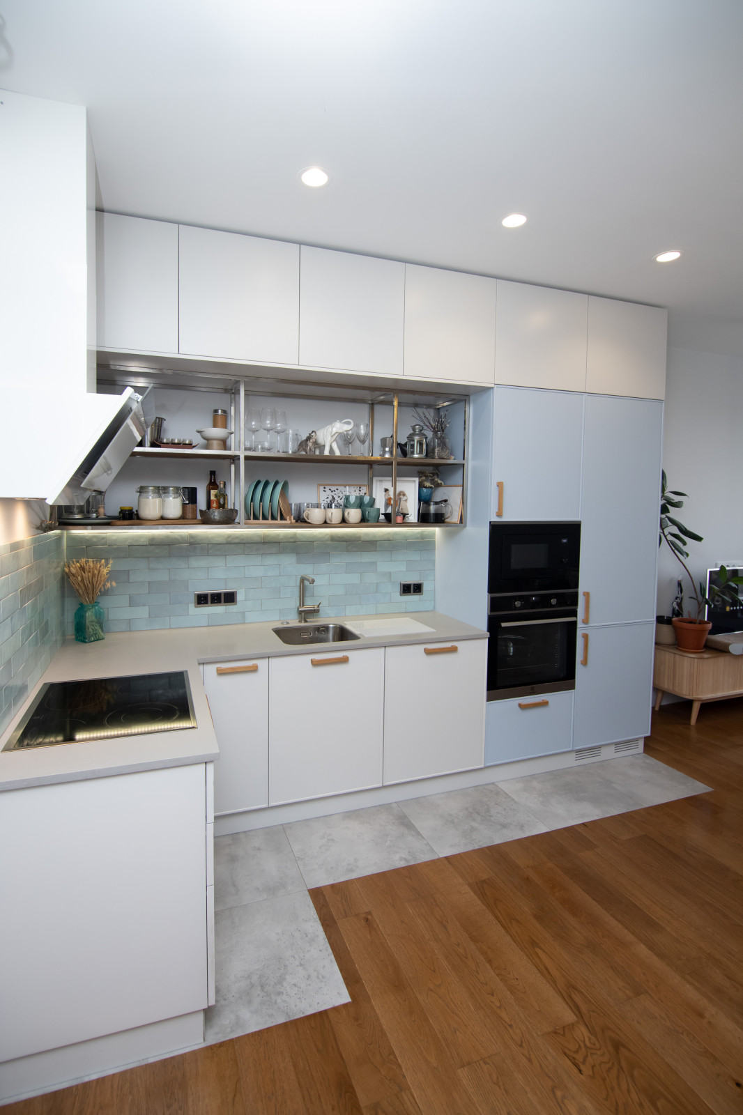 Светлая кухня в неоклассическом стиле