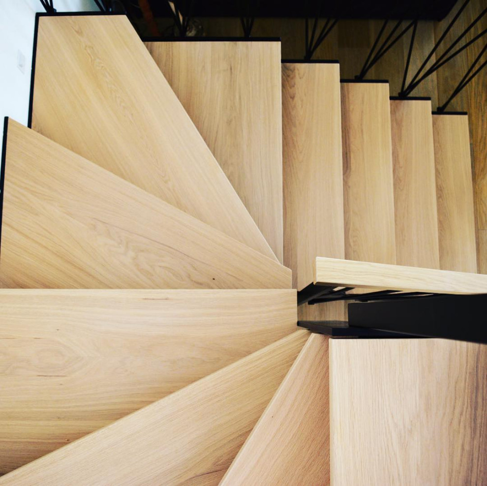 Современная лестница с перилами лофт