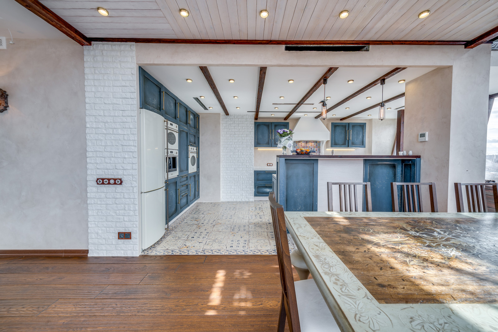 Пентхаус в Санкт-Петербурге. Мебель и отделка из массива.