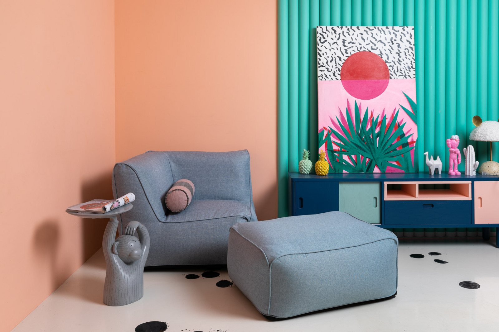 Кресло с пуфом в гостиную