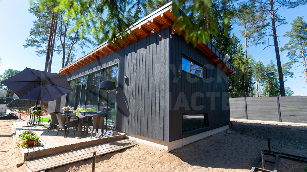 Гостевой дом: фасад из скандинавской доски, рейки из тика и шпонированные панели