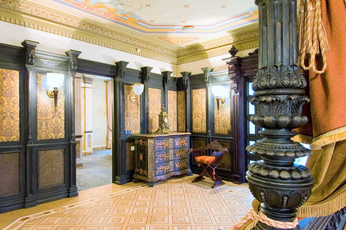 Дом с отделкой деревом и камнем