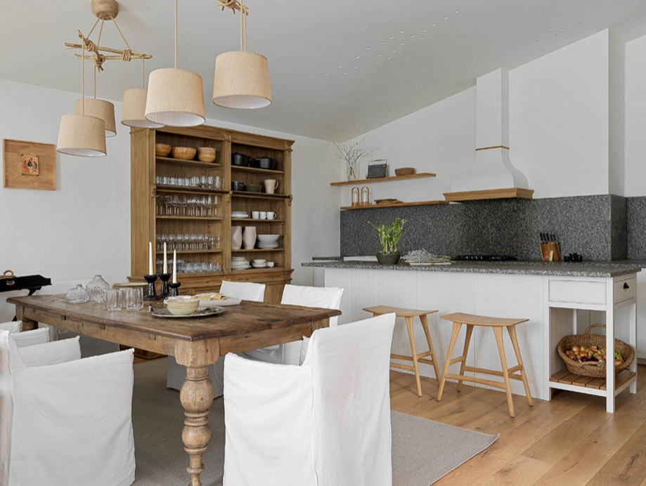 СОВРЕМЕННАЯ ДАЧА НА БЕРЕГУ РЕКИ