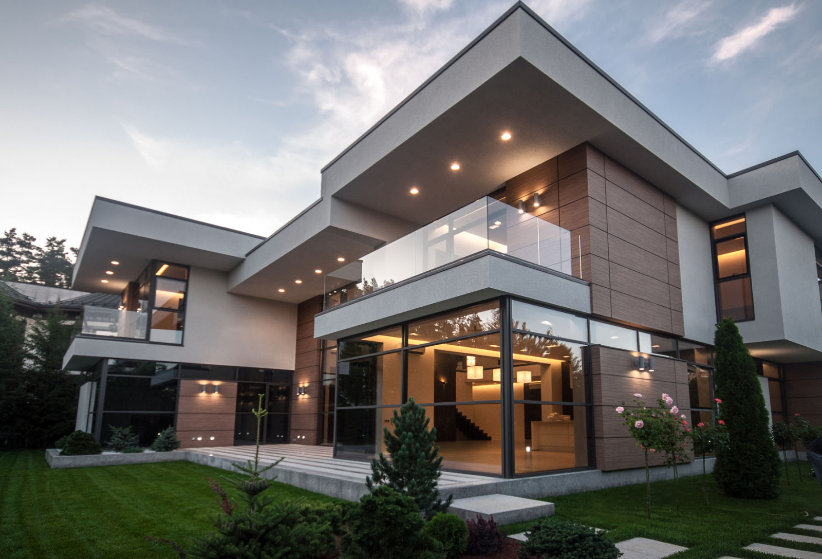 Остекление коттеджа в поселке БЕНИЛЮКС на алюминиевой системе REYNAERS