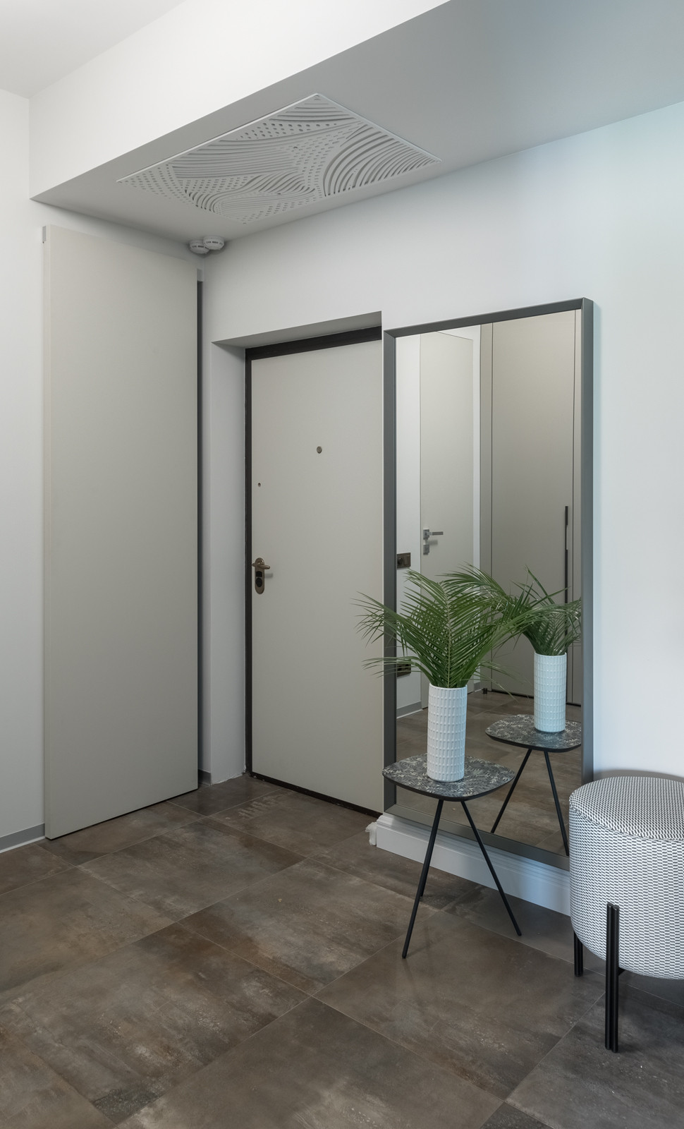 Яркая квартира с элементами из латуни