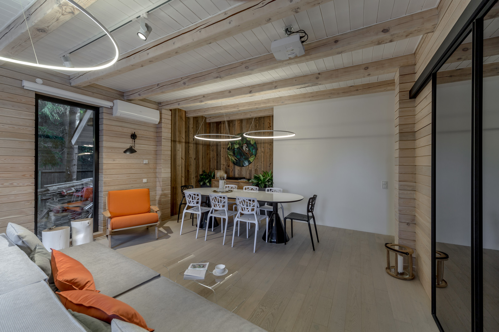 Гостиная с камином и березами