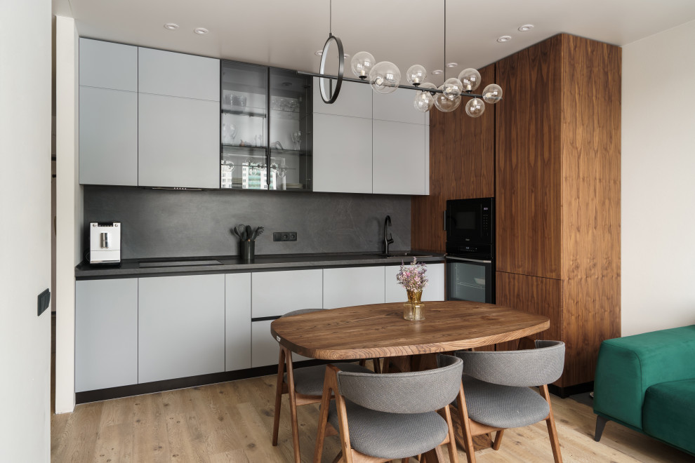 Серая кухня черный фартук деревянный шкаф встроенный холодильник