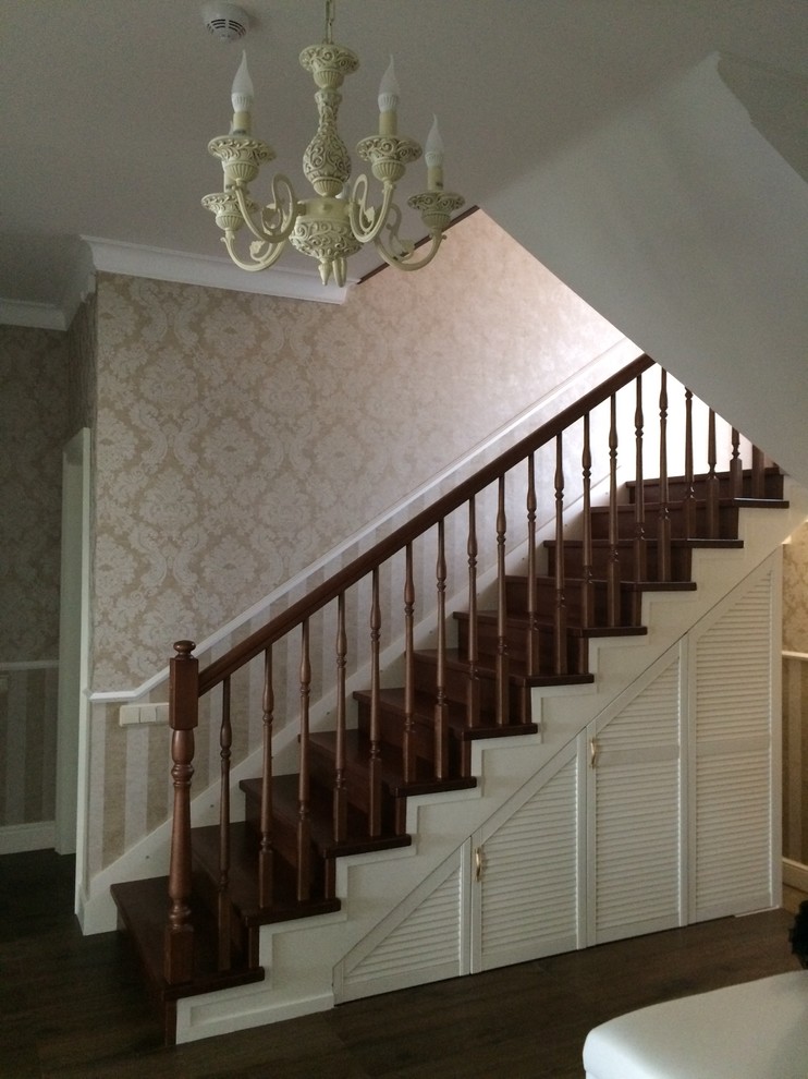 Лестница на второй этаж с системой хранения под ней.