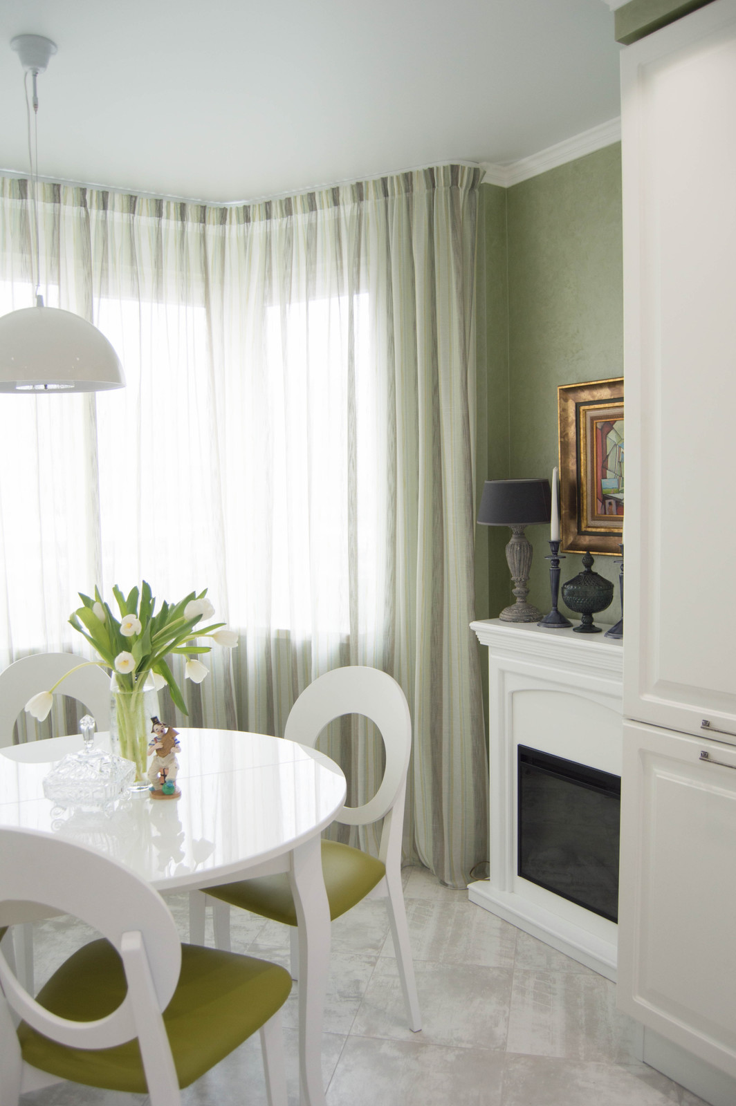 Кухня с камином